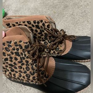 Does have monogrammed cgd on tounge